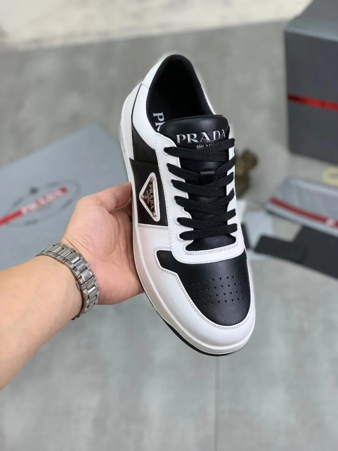 P380 Yuan 38-45 Prada Prada’s new men’s leather sports shoes, the highest version on the market, any comparison is welcome🆚! The original leather has excellent texture and is super high-end! Fetal sheep net lining imported from Italy, removable pad! Luxurious materials and fine workmanship, highly recommended!